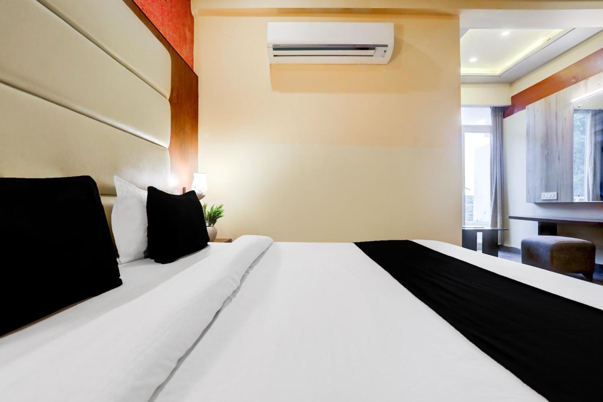 Super Townhouse Oak Pacify Hills Hotel Rajpur Exterior photo
