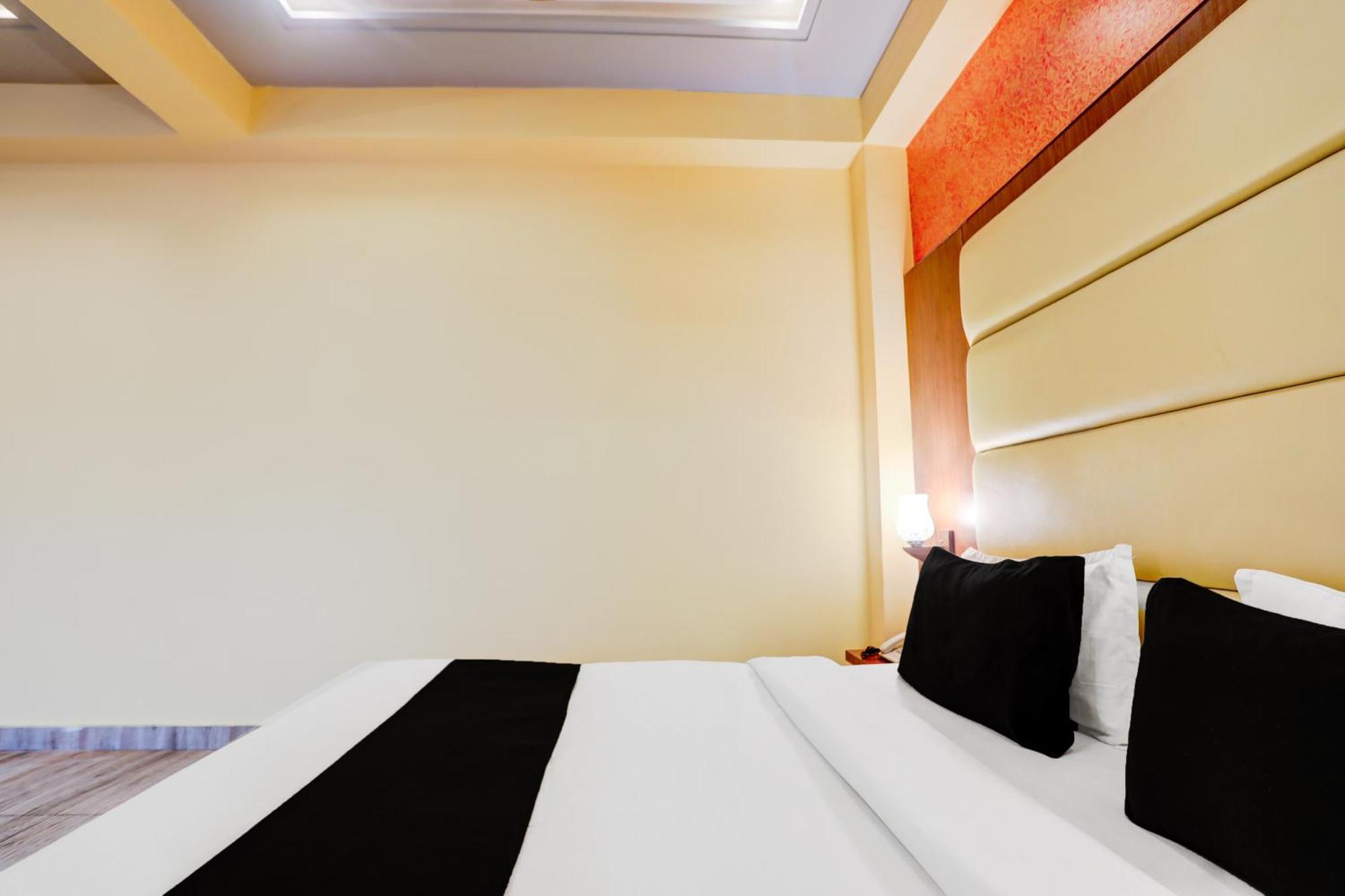Super Townhouse Oak Pacify Hills Hotel Rajpur Exterior photo